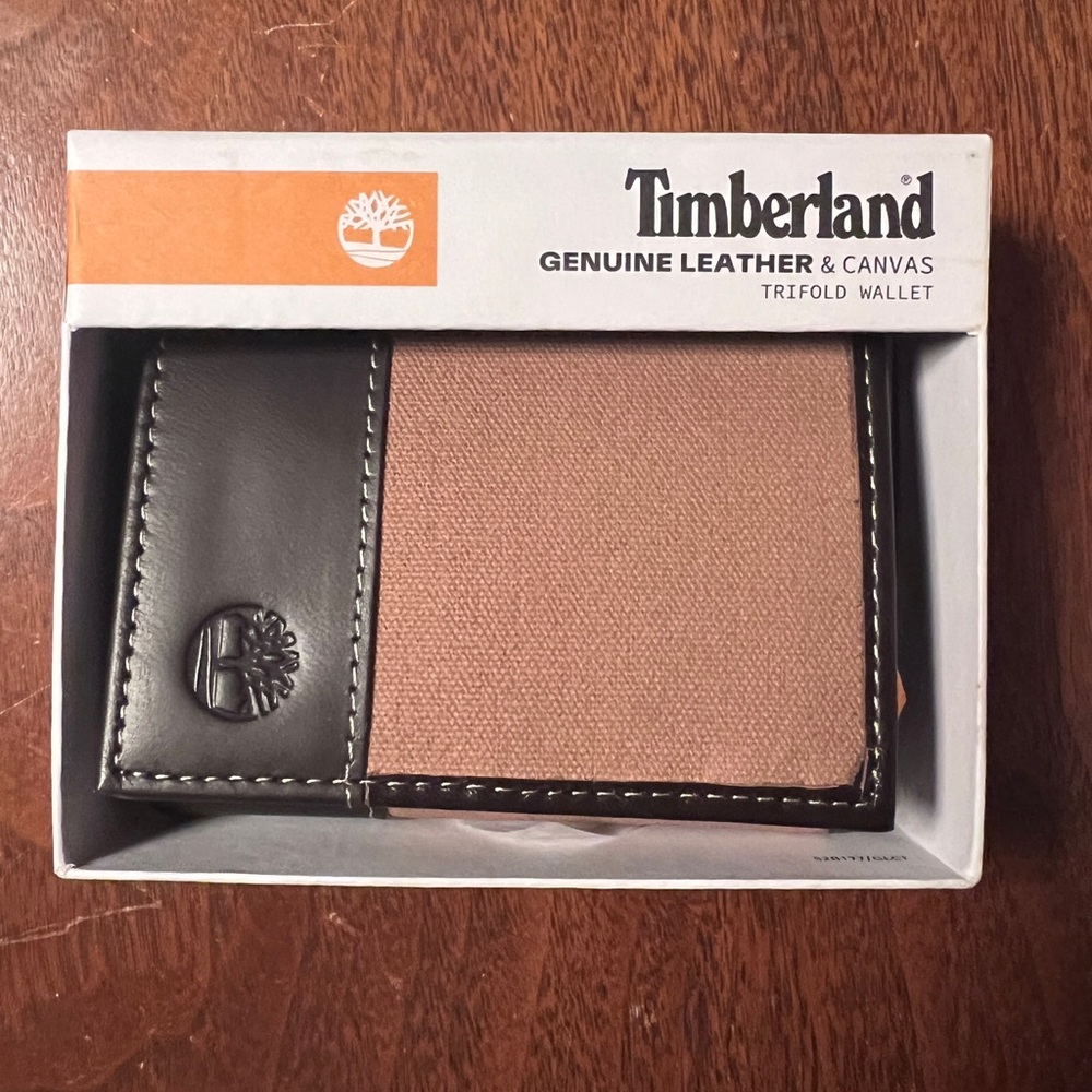 🎉 HOST PICK 🎉 NWT Timberland Geniune Leather & Canvas Trifold Wallet - Picture 2 of 2
